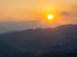 vista do nascer do sol de alguma montanha rural do distrito de Xindian foto