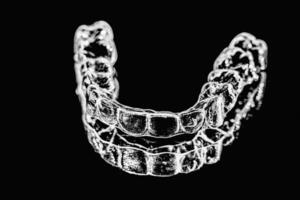 invisível alinhadores retentores do dentes mentira em a espelho em uma Preto e branco fotografia foto