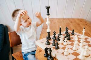 criança jogando xadrez às casa às a mesa foto