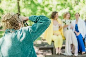 a Casamento fotógrafo fotografias a convidados do a noiva e noivo dentro natureza foto