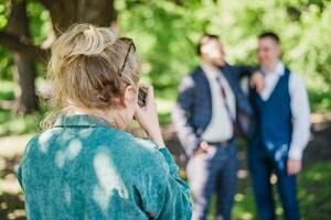 a Casamento fotógrafo fotografias a convidados do a noiva e noivo dentro natureza foto