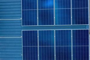 células solares no telhado, economize energia foto