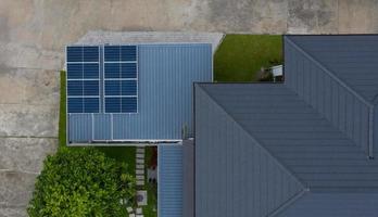 células solares no telhado, economize energia foto