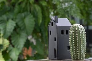 modelo de casa em miniatura com fundo verde da natureza