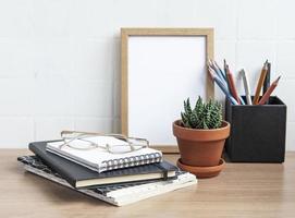 mesa de escrivaninha de escritório com notebooks foto