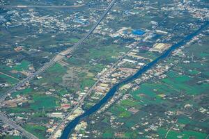 olhando a partir de acima a panorama do campo Vietnã através a avião janela quando Aproximando a aeroporto. seletivo foco foto