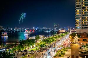 ho chi minh, viet nam - 6 agosto 2023 barco fluvial em a Saigon rio às noite, dentro a distância é a ponto de referência 81 construção foto