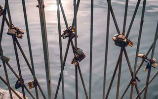 amantes cadeados em a ponte foto