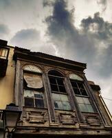 velho abandonado madeira casa - tormentoso nuvens acima foto