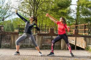 mulheres fazendo exercícios ao ar livre com uma resistência banda foto