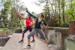 lindo maduro mulheres fazendo exercícios ao ar livre com uma resistência banda foto