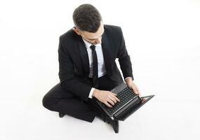 retrato do jovem homem de negocios com computador portátil isolado em branco fundo foto