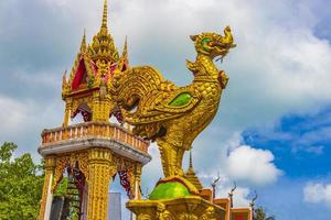 arquitetura colorida e estátuas no templo wat plai laem na ilha koh samui, surat thani, tailândia foto