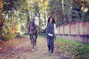 amazona com dele cavalo dentro a campo foto