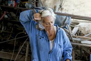 lindo senhora às trabalhos dentro dele velho oficina foto