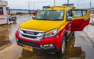 táxi vermelho amarelo com porta aberta na koh samui Tailândia. foto