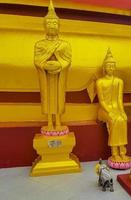 estátuas de Buda dourado no templo de wat phra yai, koh samui, tailândia, 2018 foto