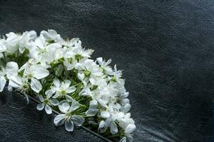 Flor flores dentro Preto embreagem Bolsa foto