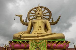 estátua de Buda dourado no templo wat phra yai, koh samui, tailândia foto
