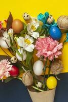 brilhante Primavera flores ramalhete com colorida Páscoa ovos foto