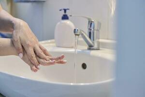 mulher lavando as mãos foto