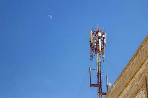 celular antena. comunicação em uma construção cobertura topo foto