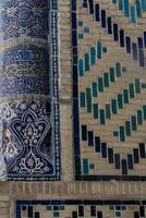 tradicional islâmico enfeite detalhes. uzbeque arquitetura. detalhes do antigo paredes do construção com feito à mão enfeite azulejos dentro bucara, uzbequistão foto