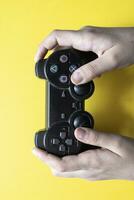 jogador segurando vídeo jogos jogos controlador em amarelo foto
