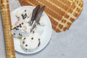 delicioso waffle com sorvete. verão Comida conceito. topo Visão do gostoso gelo creme foto