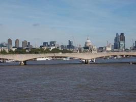 ponte Waterloo em Londres foto