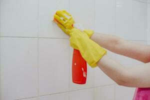 limpeza banheiro azulejos. mulheres lavando banho paredes. empregada limpeza acima azulejos do banho. casa foto