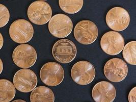 moedas de um centavo de dólar, estados unidos sobre preto