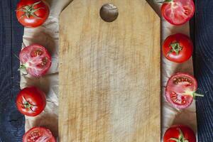 salada ingredientes. fresco cru legumes em madeira. saudável cozinhando salada foto