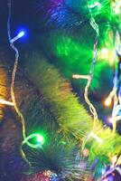 fechar-se Visão do Natal árvore decorado com festão luzes foto