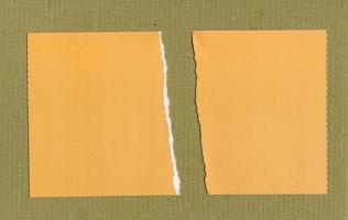 pedaços de papel amarelo rasgado foto