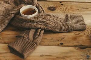 copo do quente chá em de madeira mesa. frio outono ou inverno dias foto