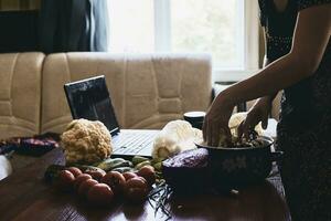 jovem mulher preparando saudável salada foto