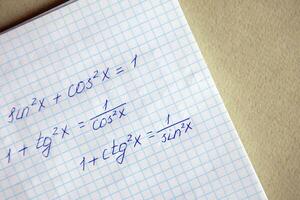 homeschool. estudando matemática dentro quarentena durante covid-19 pandemia foto