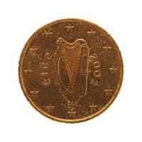 Moeda de 50 centavos, união europeia, irlanda isolada sobre o branco foto