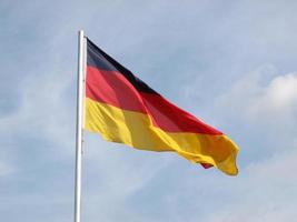bandeira alemã sobre o céu azul foto