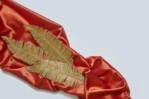 decorativo dourado folhas em vermelho têxtil pano de fundo foto