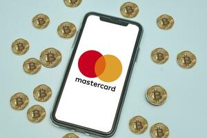 MasterCard logotipo aplicativo em Móvel telefone tela e bitcoins criptomoeda foto