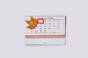 setembro 2021 por mês calendário e outono folhas foto