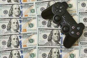 jogos console controlador e pilha do dinheiro foto