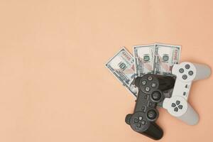 jogos controle de video game e pilha do dinheiro foto