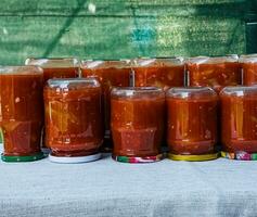 tradicional húngaro caseiro lecho dentro vidro frascos. preservado tomates e pimentas com especiarias. foto