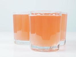 copos de suco de laranja foto