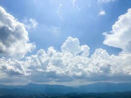 branco azul céu sobre montanhas foto