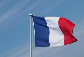 bandeira francesa da frança sobre o céu azul
