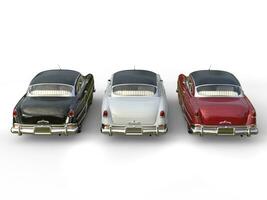 impressionante vintage carros - preto, branco e cereja vermelho - topo costas Visão foto